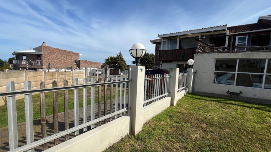 5 Bedroom Property for Sale in Wavecrest Eastern Cape